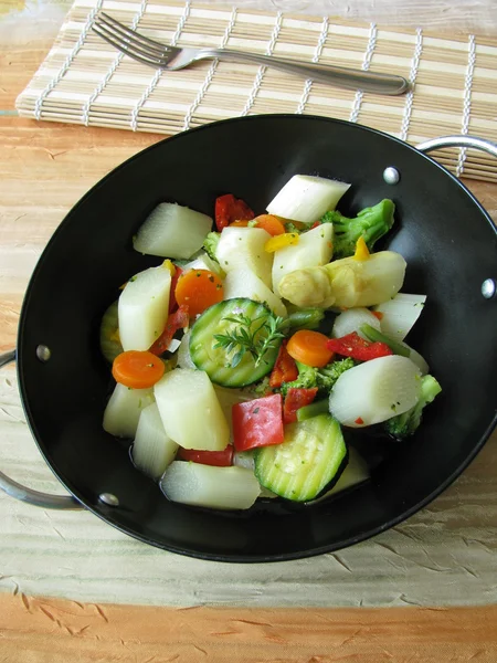 Szparagi i inne warzywa z woka — Zdjęcie stockowe