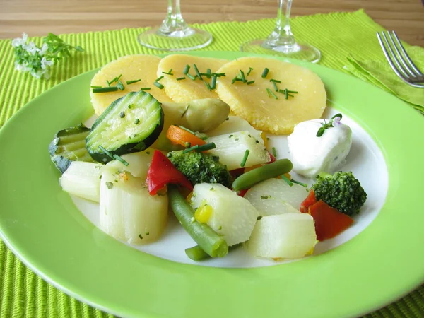 폴렌타 를 곁들인 아스파라거스 와 기타 채소들 — 스톡 사진