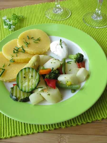 Espargos e outros vegetais com polenta — Fotografia de Stock