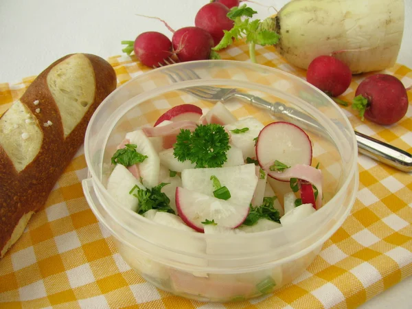 Picnic met radijs salade en loog roll — Stockfoto