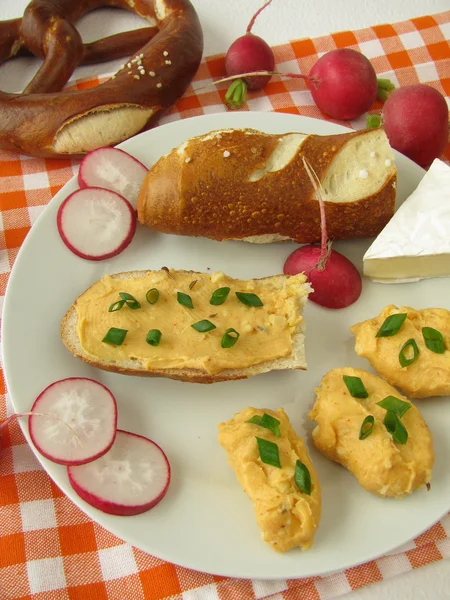 Roti gulung dengan krim keju — Stok Foto