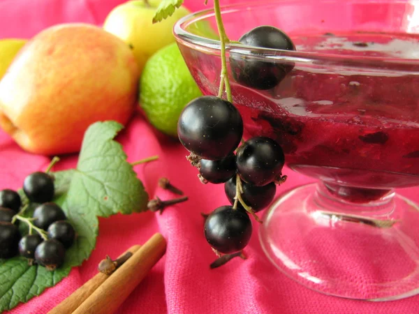 Cocktail mit Apfel, schwarzer Johannisbeere und Limette — Stockfoto