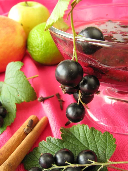 Cocktail med äpple, svarta vinbär och limefrukt — Stockfoto