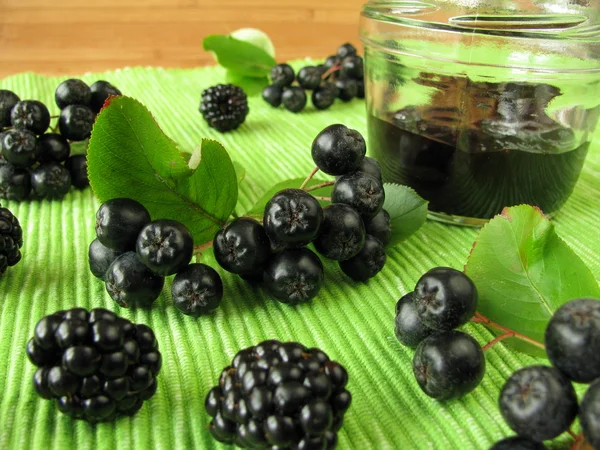 Dżem z aronii czarno i blackberry — Zdjęcie stockowe