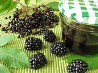 Elderberries ve böğürtlen ile reçel