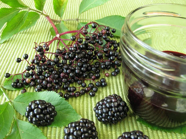 Elderberries ve böğürtlen ile reçel — Stok fotoğraf