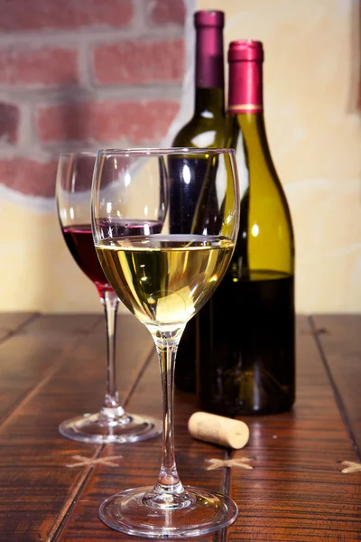 Bardak ve şarap şişeleri — Stok fotoğraf