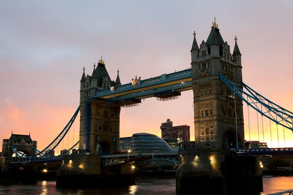 Tower Bridge al atardecer — Foto de Stock