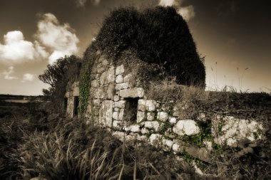 Abandoned farmhouse. clipart