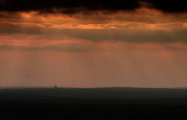 Mina de estaño de Cornish en el horizonte durante la tormenta . — Foto de Stock