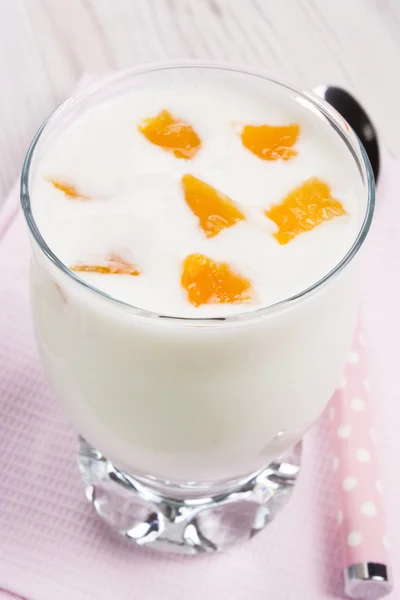 Greek yogurt with apricot slices — Stock Photo, Image