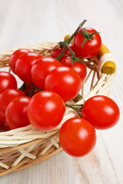 Tomates rojos de cereza —  Fotos de Stock