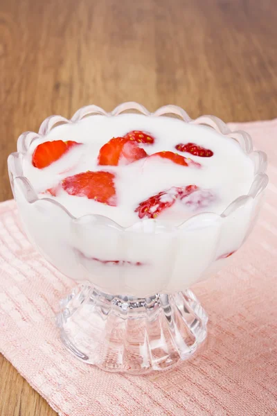 Świeży jogurt z truskawkami — Zdjęcie stockowe