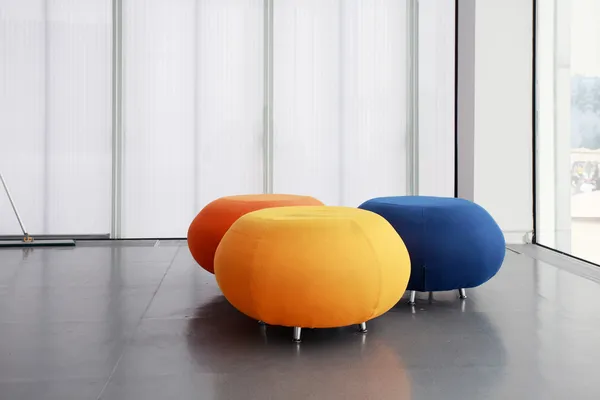 Três sofás arredondados de cor diferente — Fotografia de Stock