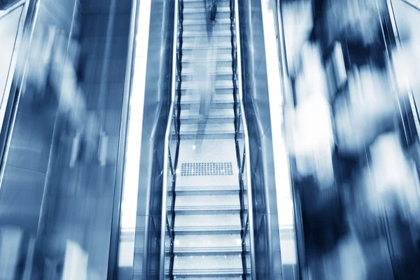 Przesuwa się w górę schodów ruchomych — Zdjęcie stockowe