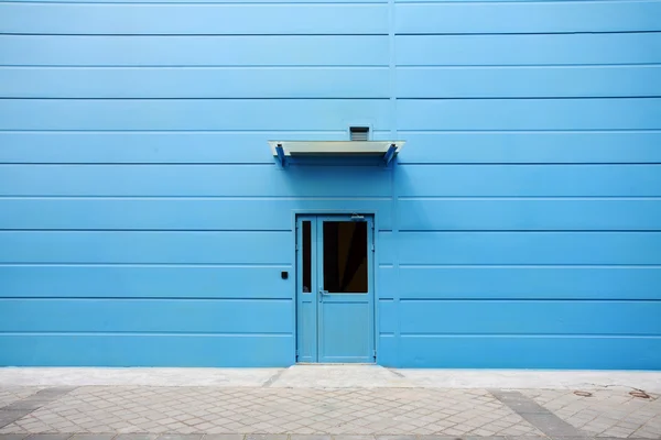 Dveře proti zdi — Stock fotografie