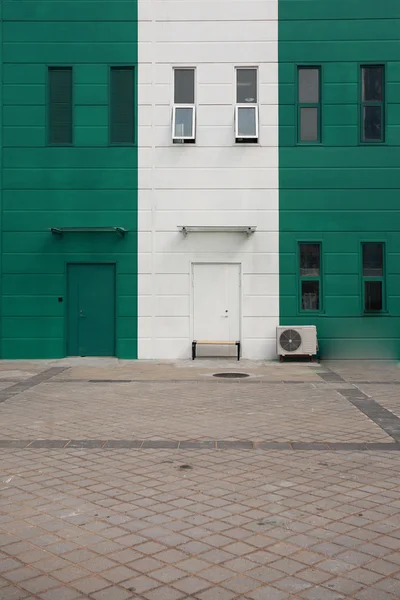 Porta contra parede verde — Fotografia de Stock