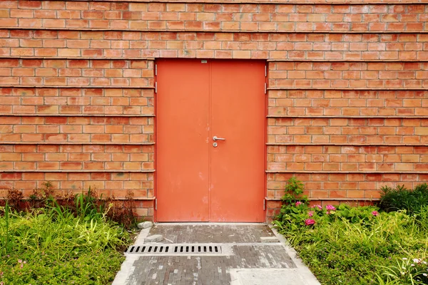 Dörren mot tegelvägg — Stockfoto