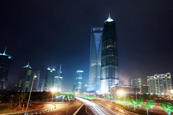 Moderne urbane Stadt bei Nacht — Stockfoto