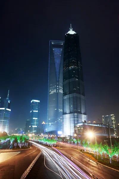 Moderne urbane Stadt bei Nacht — Stockfoto