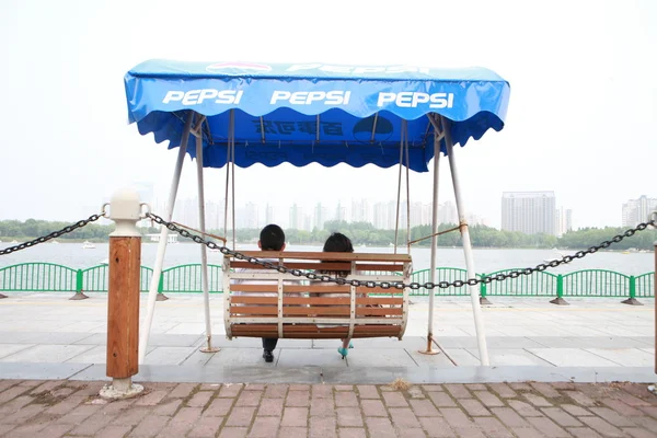 Couple sitting on the bench — Stock Photo, Image