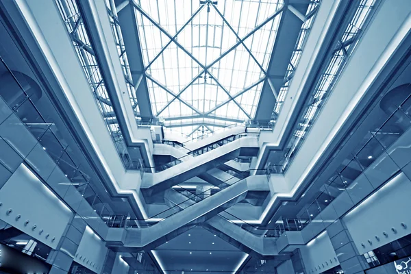 Abstrakti laukaus modernin rakennuksen — kuvapankkivalokuva