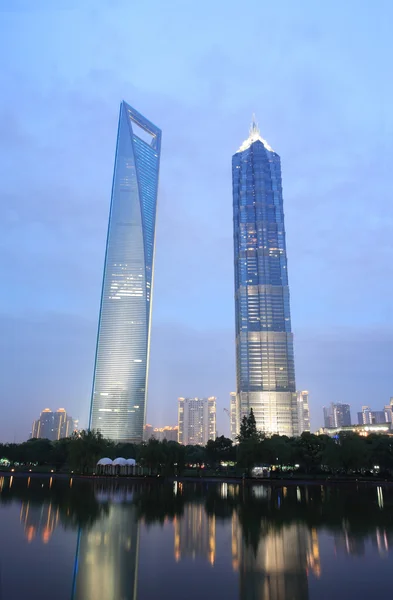 Šanghaj - 14. června: Věž Jin Mao a shanghai slovo finanční centrum (který i — Stock fotografie