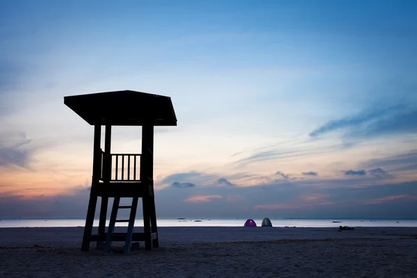 Observasjonstårnet på stranden med soloppgang – stockfoto
