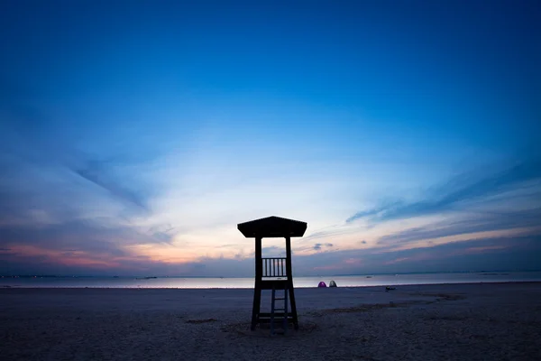 Observation tower on the beach with sunrise — Stock Photo, Image