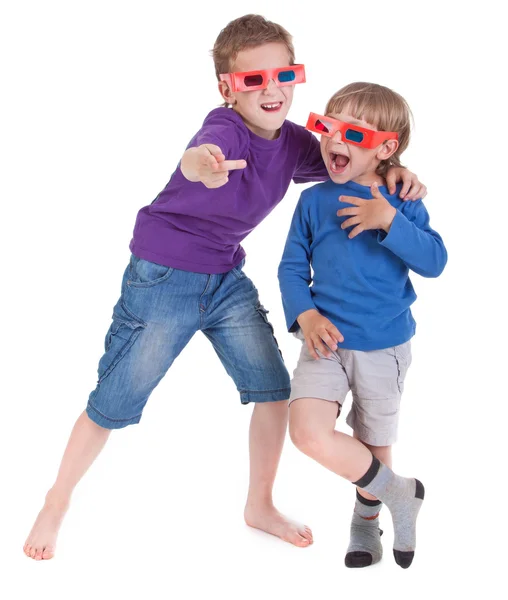 Les garçons s'amusent à porter des lunettes 3D — Photo