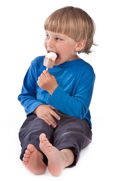 작은 소년 먹는 얼음 사탕 — 스톡 사진