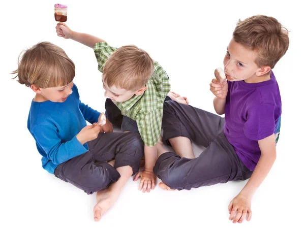 Három gyerek eszik jégkrém — Stock Fotó
