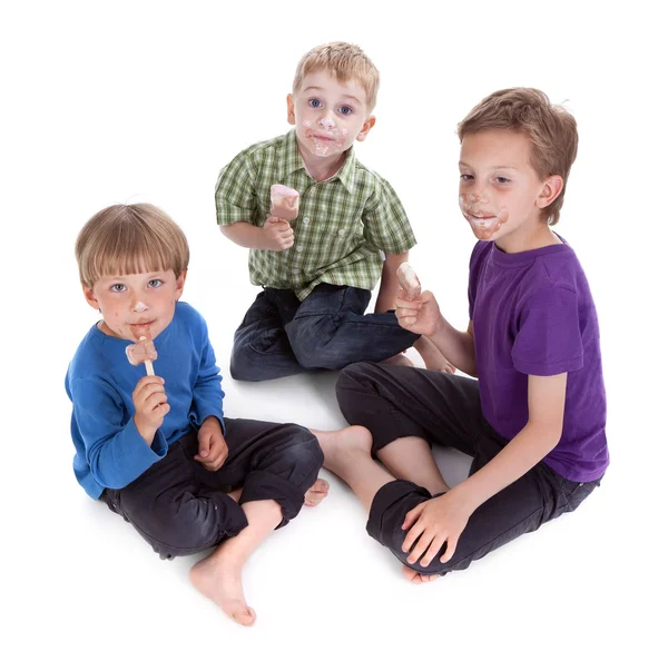 Трое детей едят ледяной лед — стоковое фото