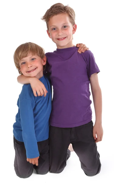 Dois irmãos felizes contra o branco — Fotografia de Stock