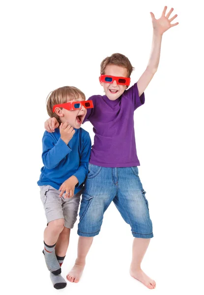 Мальчики веселятся в 3D очках — стоковое фото