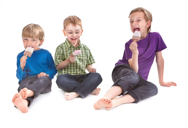 Drie kinderen eten ijs lolly — Stockfoto