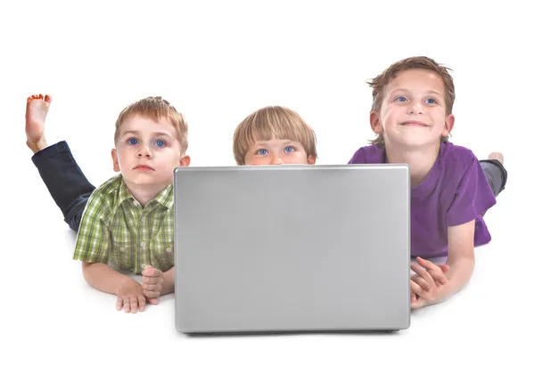Drei Kinder mit Laptop — Stockfoto