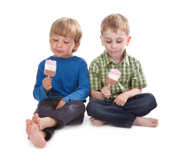 Dwóch chłopców śmieszne jedzenie lody na patyku — Zdjęcie stockowe