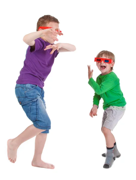 Двоє хлопчиків розважаються в 3D окулярах — стокове фото