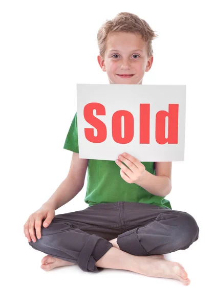 Мальчик с проданной надписью — стоковое фото