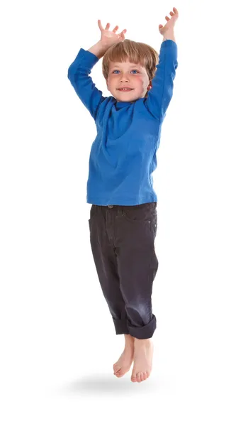 Счастливый мальчик прыгает через белый фон — стоковое фото