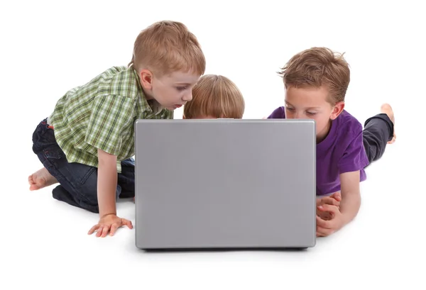 노트북으로 세 아이 들 — 스톡 사진