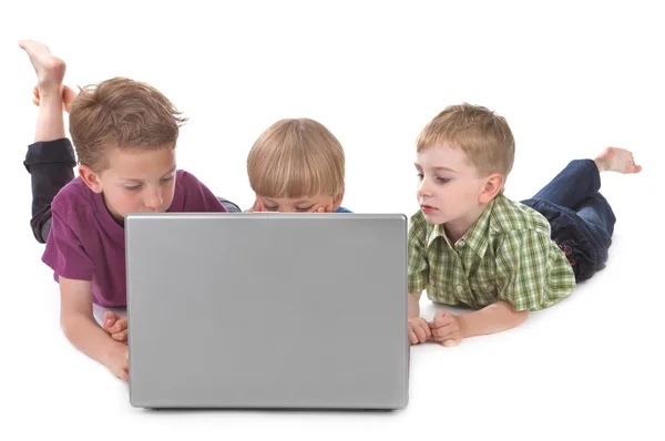 Tři děti s notebookem — Stock fotografie
