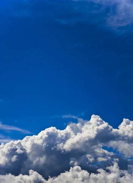 Вертикальное облачное небо — стоковое фото
