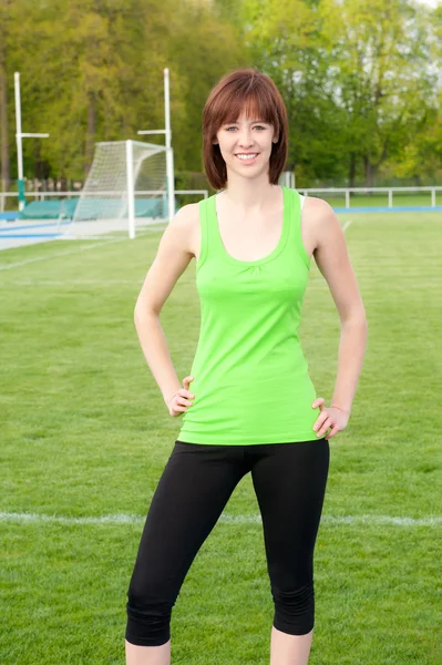 Atletische vrouw op een sportveld — Stockfoto