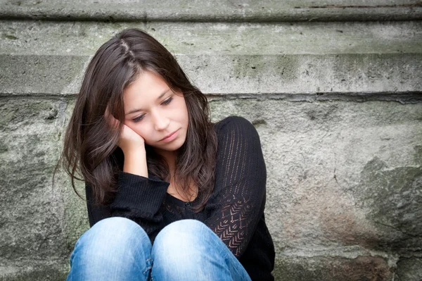 Teenager-Mädchen blickt nachdenklich auf Probleme — Stockfoto