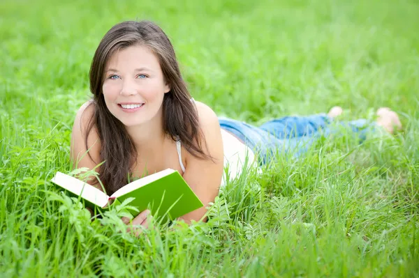 Portrait extérieur d'un adolescent de lecture mignon — Photo
