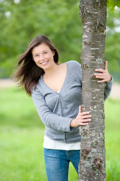 Retrato al aire libre de una linda adolescente —  Fotos de Stock