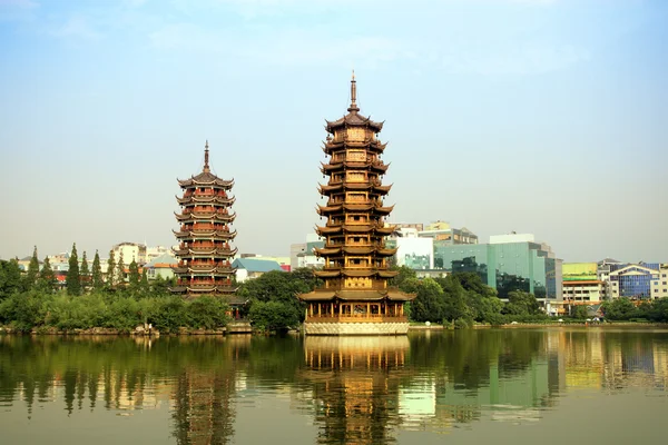 Słońce i księżyc wieży, Chiny — Zdjęcie stockowe