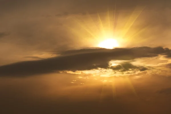 Sonnenstrahl in den Wolken bei Sonnenuntergang — Stockfoto